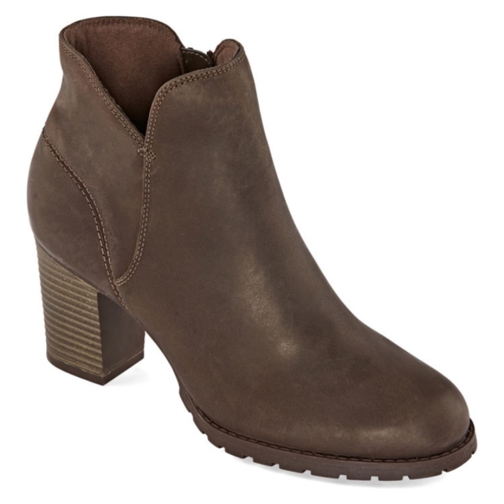 NIB Clarks Women’s Verona Trish Block Heel Booties